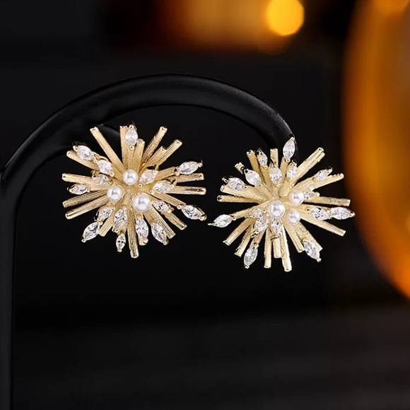 Gold Plated Crystal Pearl Flower Elegant Earrings - Picture 3 of 4